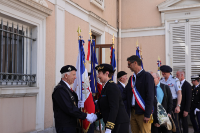 Madame la préfète de la Savoie et les personnalités saluent les porte-drapeaux